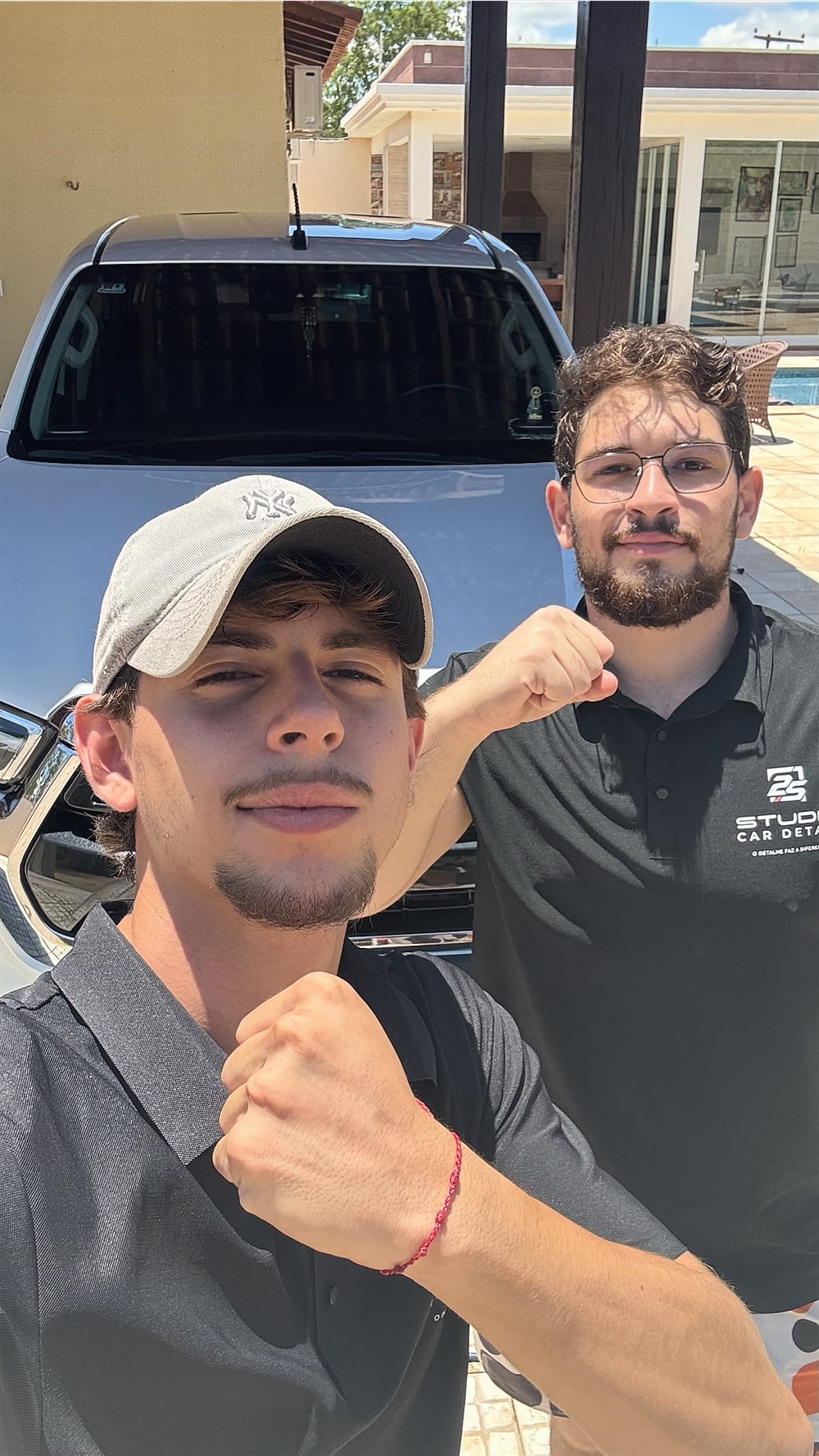 A equipe da 2S Studio Car Detail em frente a um carro atendido